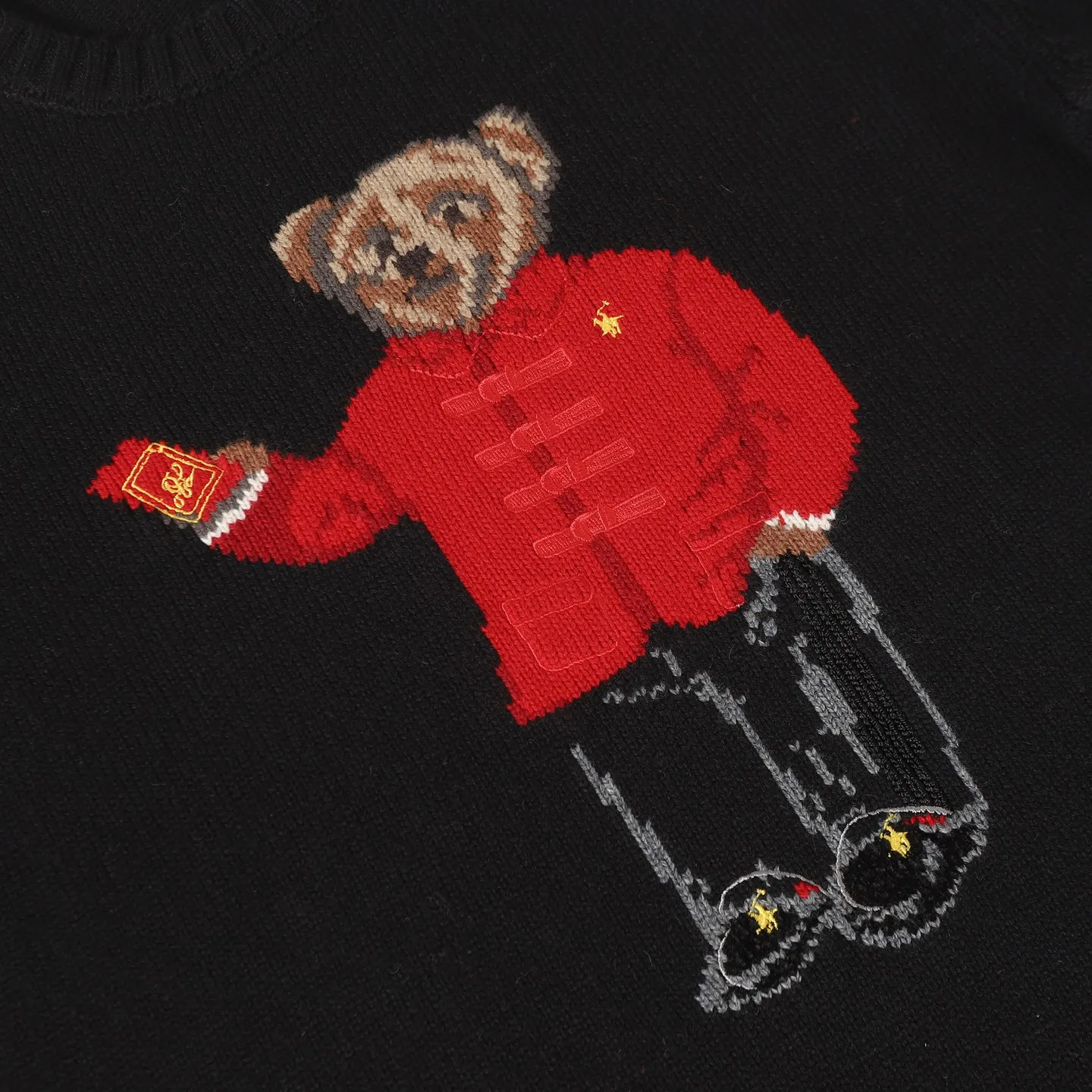 P470 [Wool] Original high-end quality Ralph lauren pol* 2026 early spring latest series! New Year's limited edition bear embroidered sweater, wool blend, soft and comfortable, super warm in autumn and winter! The little bear is wearing a red buttoned jacket and holding a red envelope. It is full of details and full of festive atmosphere. The classic round neck design is casual and versatile, and can be easily worn by both men and women. It is suitable for holiday gifts or daily wear. Exquisite craftsmanship + interesting design make it easy to create a festive look ✨. 3️⃣Personal color! S-M-L3️⃣ code!